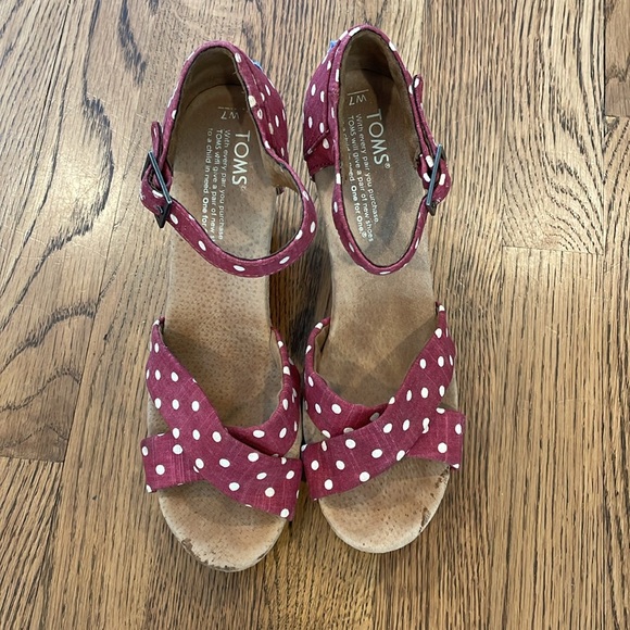 Tom’s Red Polka Dot Linen Wedge Sandals - Picture 2 of 5
